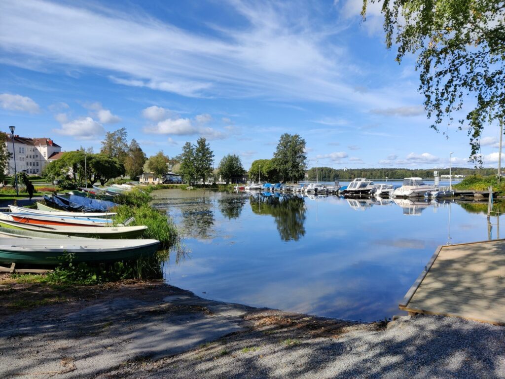 järven rannassa soutuveneitä