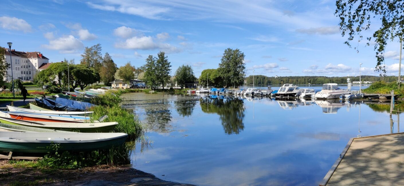 järven rannassa soutuveneitä