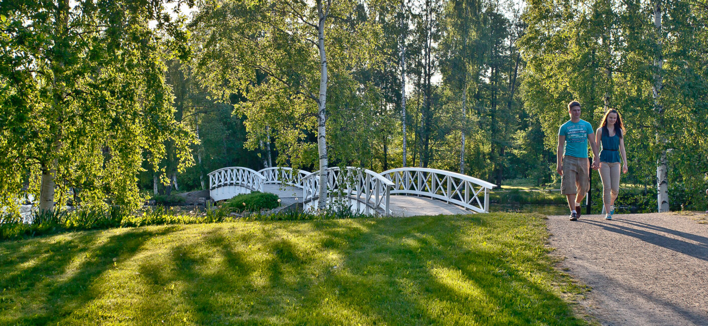 Puinen kävelysilta ja nuoripari