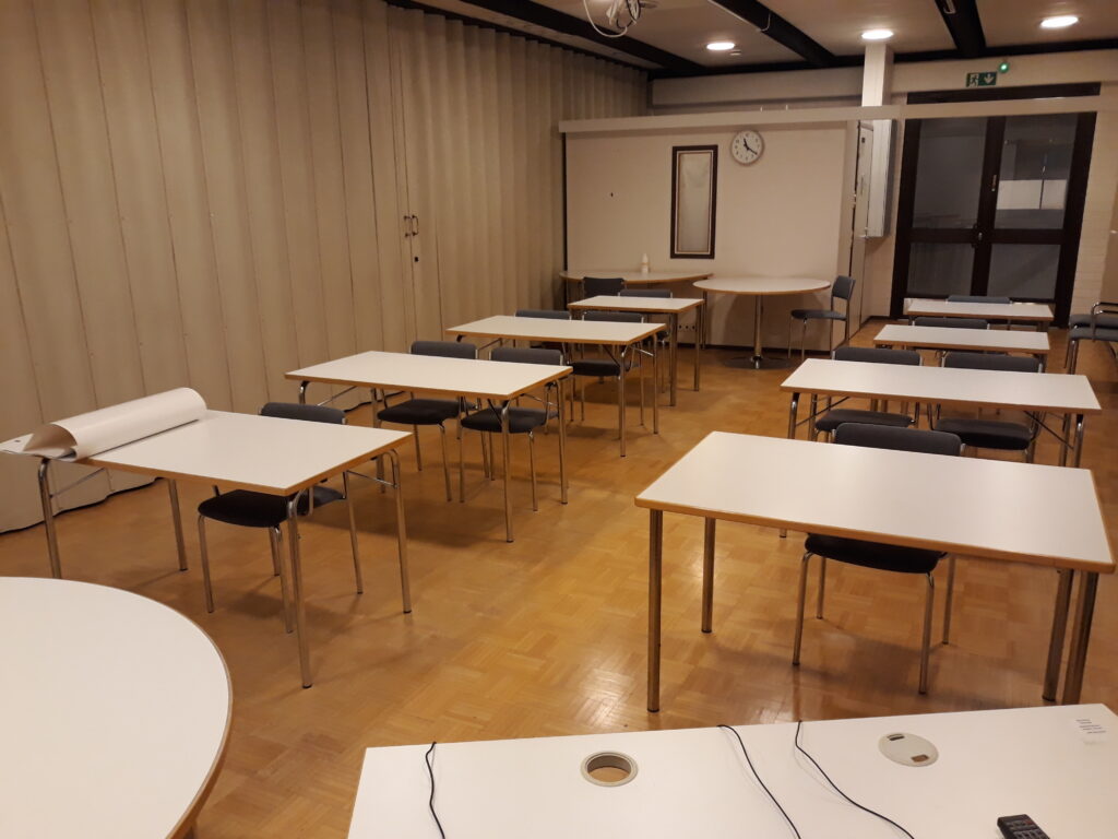 Lizelius-sali on luokkahuone pöytineen ja tuoleineen. 