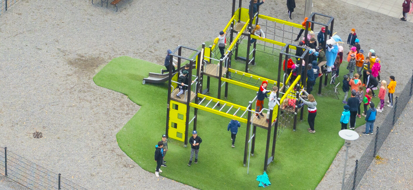 Herra Hakkarainen ja lapsia kiipeilytelineessä.