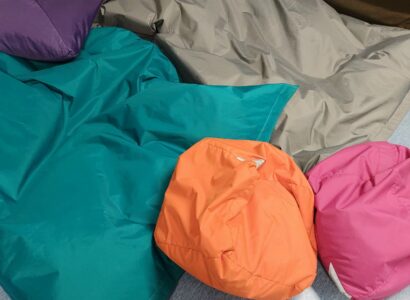 Eri värisiä säkkituoleja