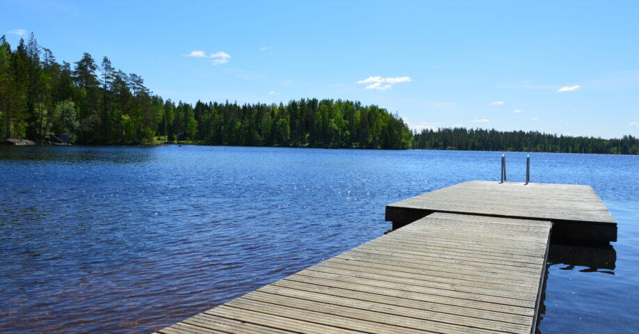 Kuvassa laituri ja järvinäkymä