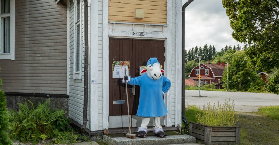 Hakkarainen Karkun kirjaston rappusilla