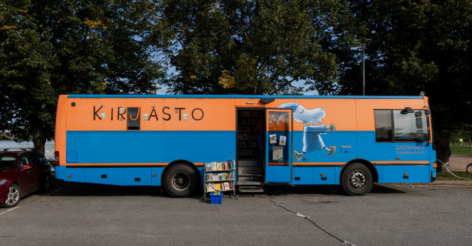 Kirjastoauto sivusta kuvattuna