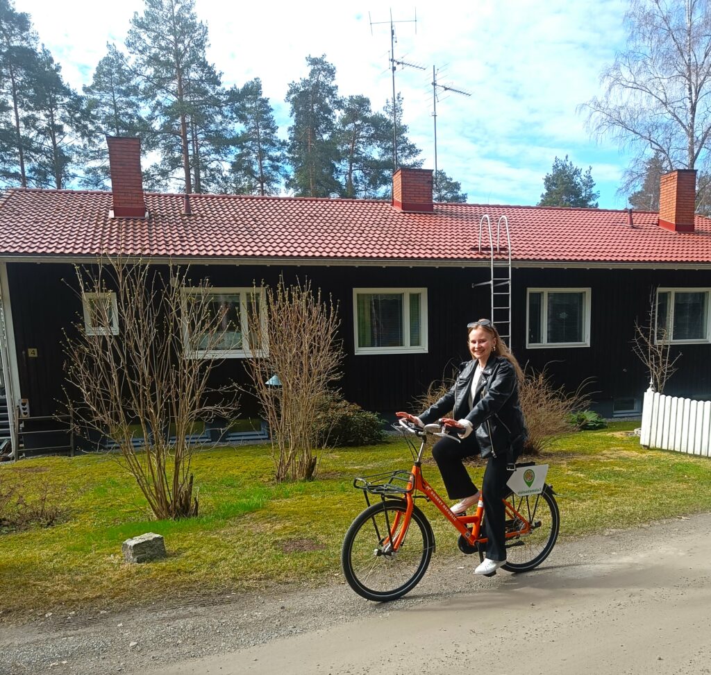 Kesäharjoittelija Peea Pajunen testaa kaupunkipyörää.