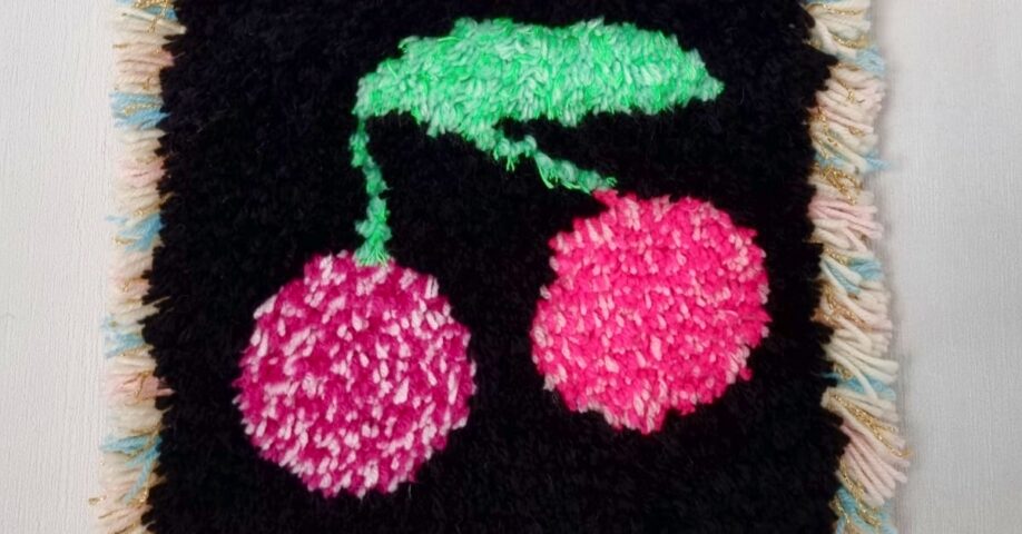 Roosa Malvikin valmistama ryijy on osa teossarjaa "Equal seekers of sweetness".