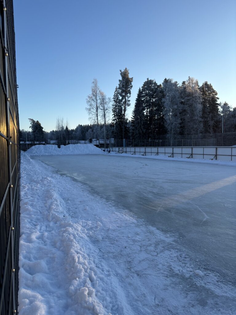 Vareliuksen koulun kaukalo ja luistelualue