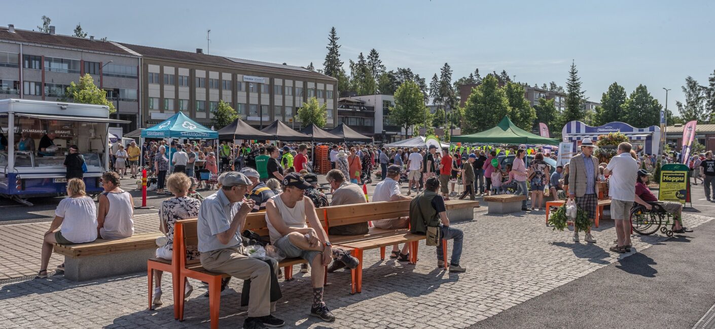 Näkymä uuden Vammalan torin avajaisista.