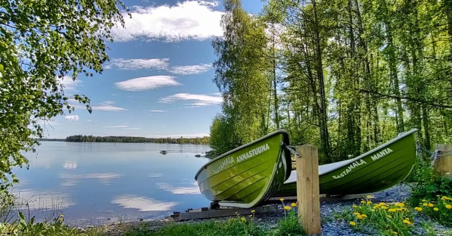 Veneitä rannassa.